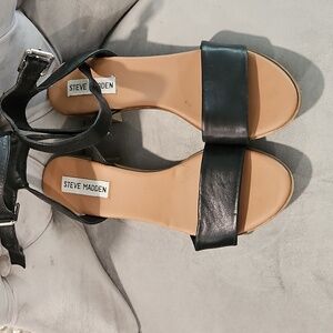 GENTLY WORN BLACK STEVE MADDEN SANDALS